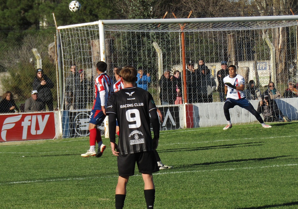 Clásico castense sin emociones: Estudiantil y Racing igualaron sin goles en el Próspero Jáñez